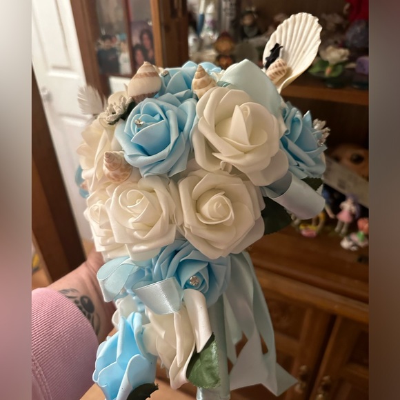 Blue and white fake rose bouquet - Picture 5 of 5